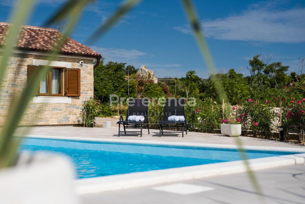 Dabovi stani, Novalja - vila s bazenom + zemljišče s projektom