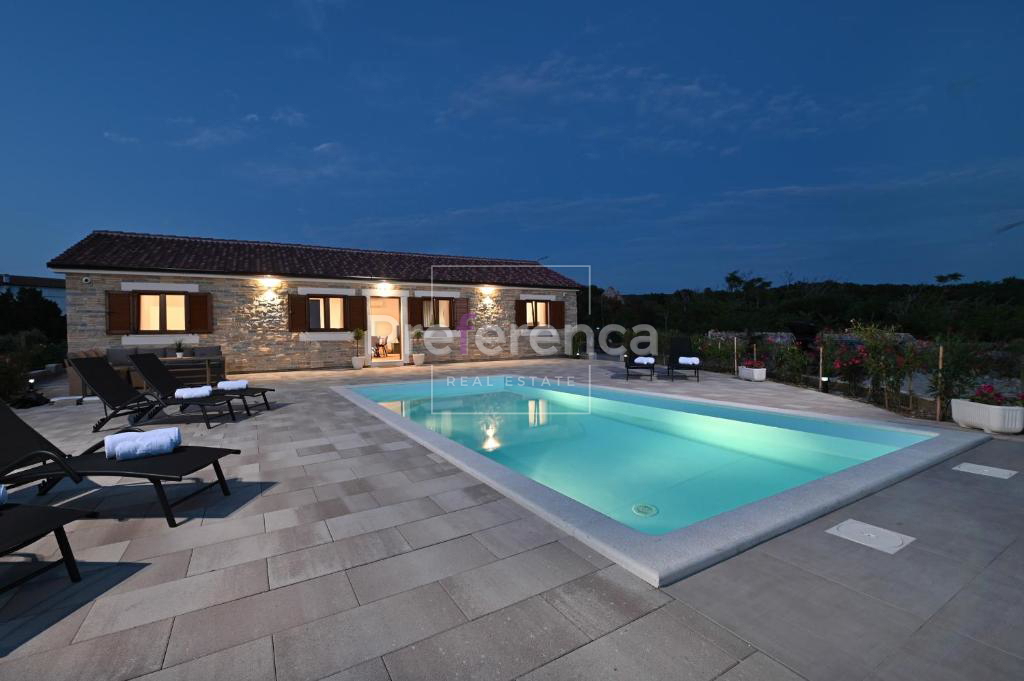 Dabovi stani, Novalja - vila s bazenom + zemljišče s projektom