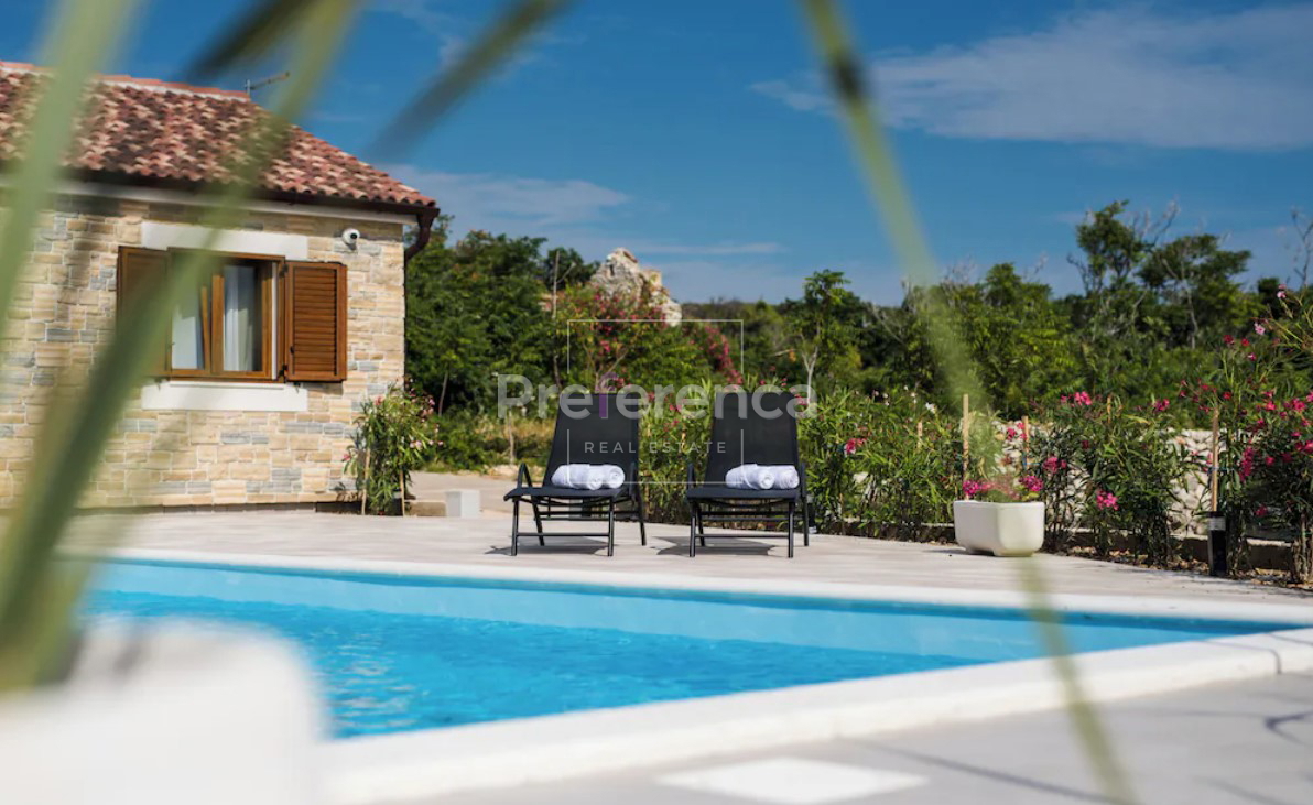 Dabovi stani, Novalja - vila s bazenom + zemljišče s projektom