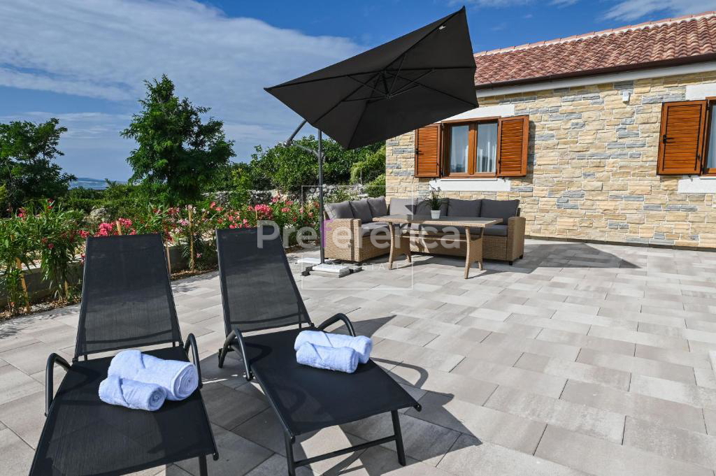 Dabovi stani, Novalja - vila s bazenom + zemljišče s projektom