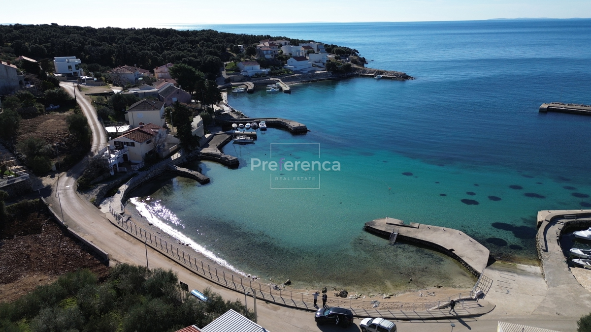 Jakišnica - sodoben luksuzni apartma v pritličju