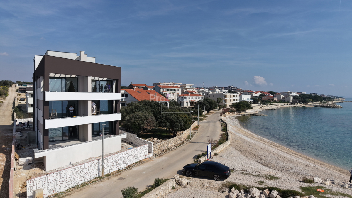 Mandre - dvonadstropno stanovanje z vrtom - PRVA VRSTA