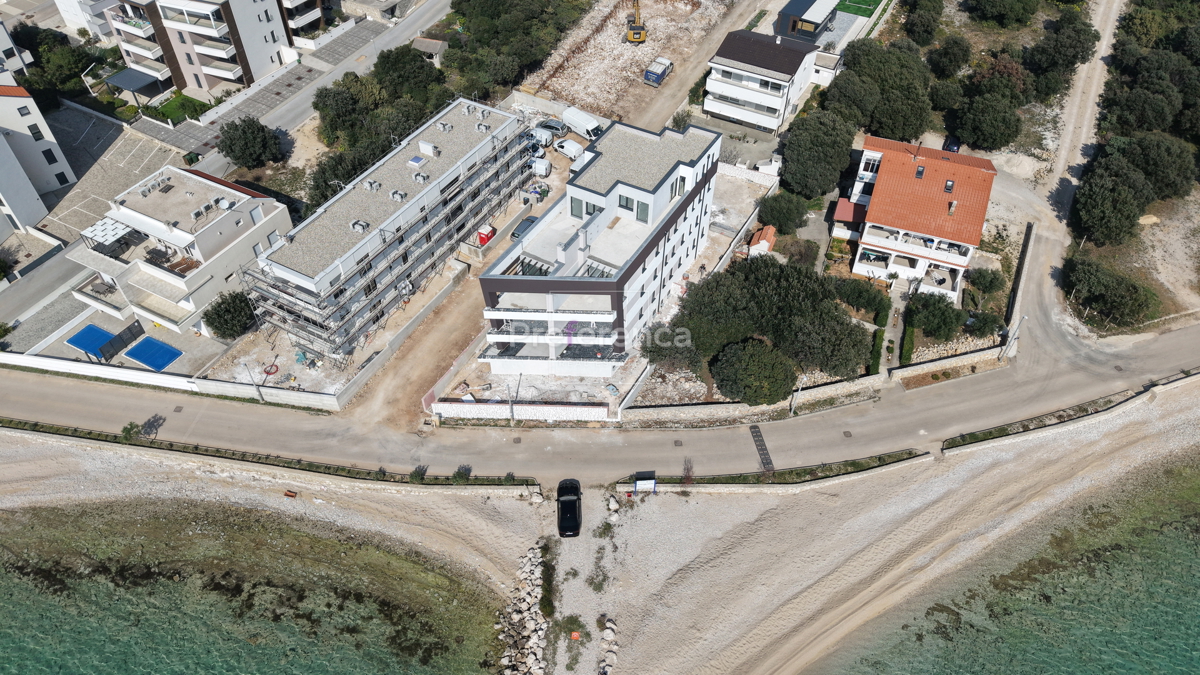 Mandre - dvonadstropno stanovanje z vrtom - PRVA VRSTA