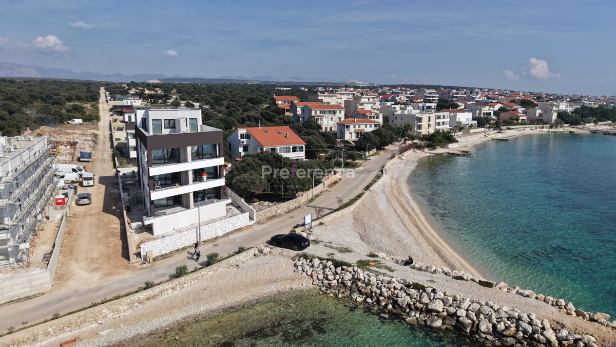 Mandre - dvonadstropno stanovanje z vrtom - PRVA VRSTA
