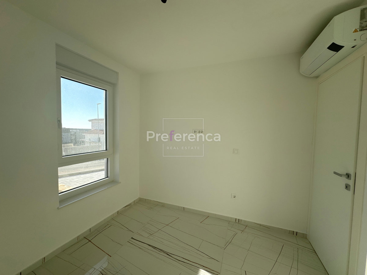 Novalja - dvosobni apartma z vrtom