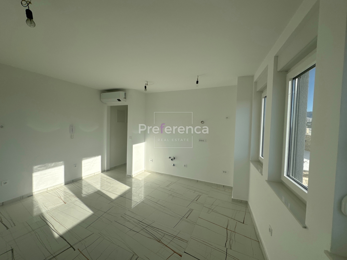 Novalja - dvosobni apartma z vrtom