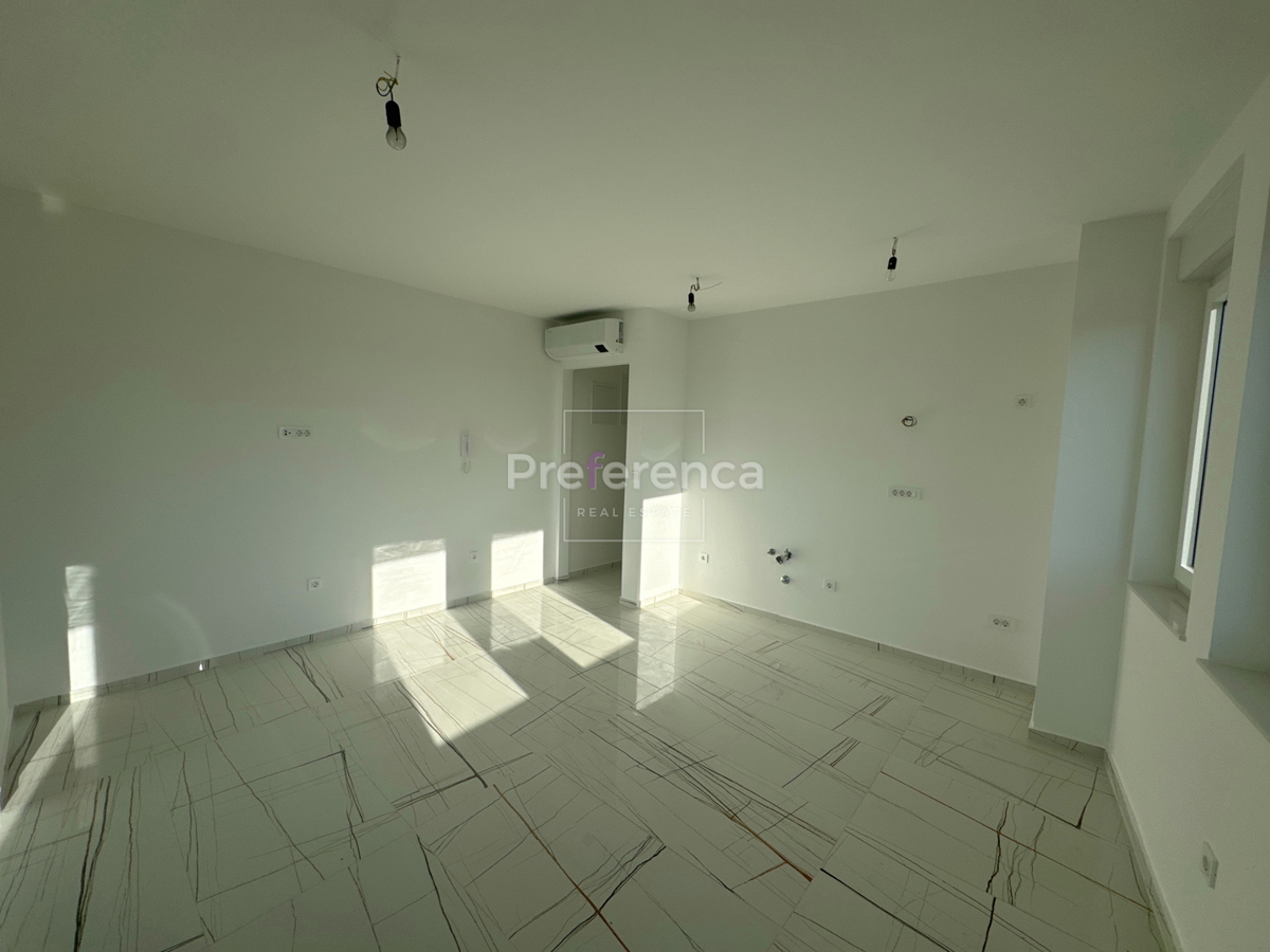 Novalja - dvosobni apartma z vrtom