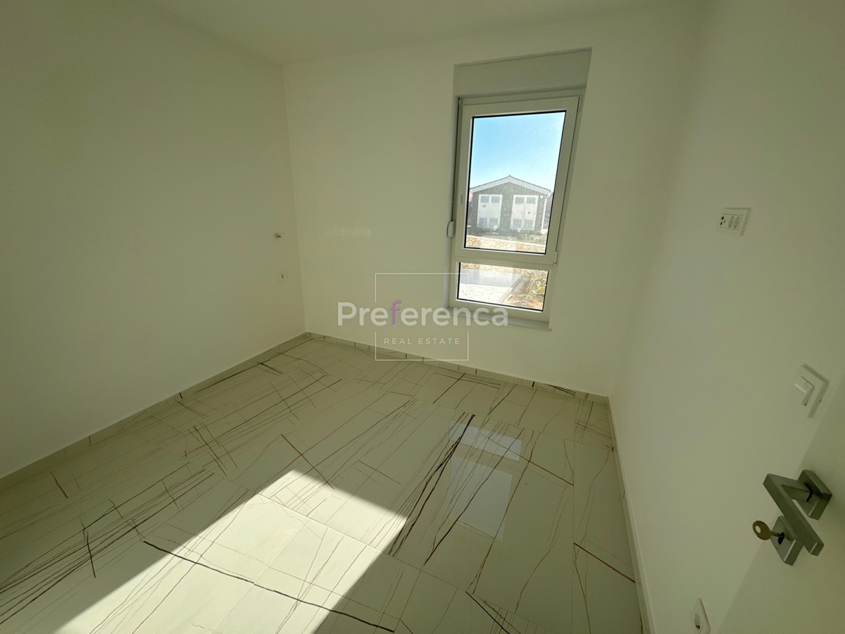 Novalja - dvosobni apartma z vrtom