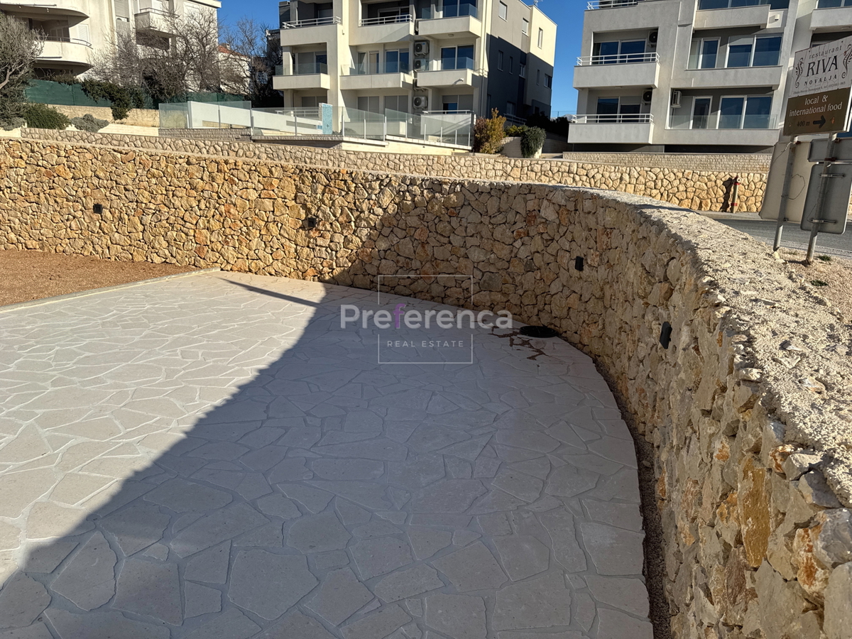 Novalja - dvosobni apartma z vrtom