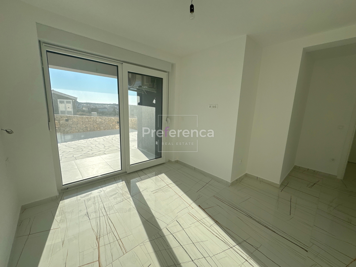 Novalja - dvosobni apartma z vrtom