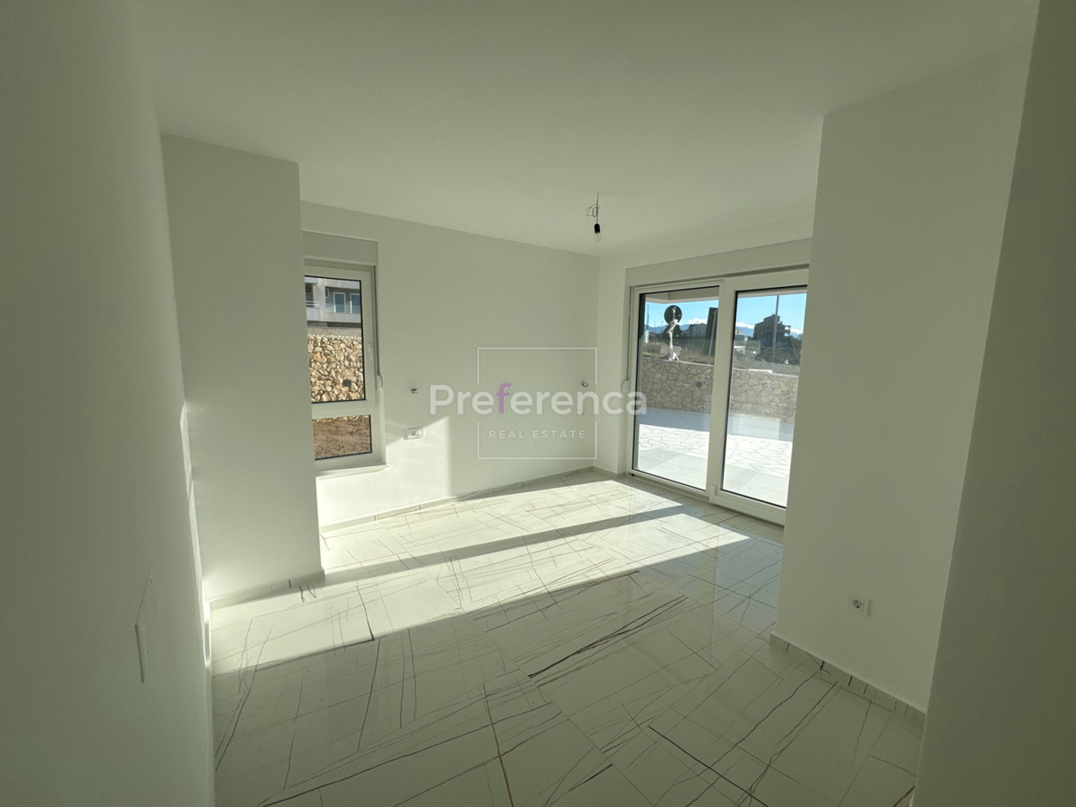 Novalja - dvosobni apartma z vrtom