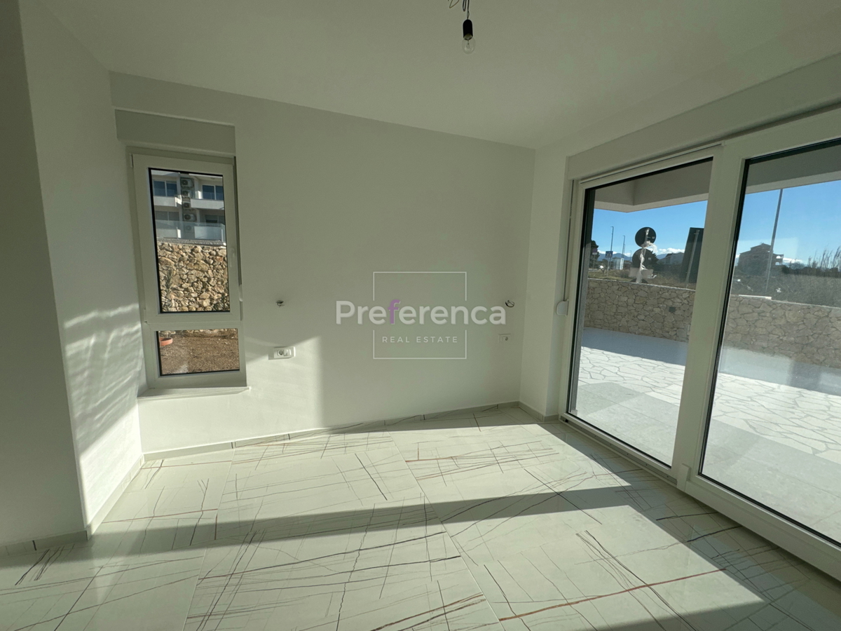 Novalja - dvosobni apartma z vrtom