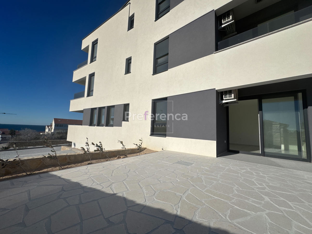 Novalja - dvosobni apartma z vrtom