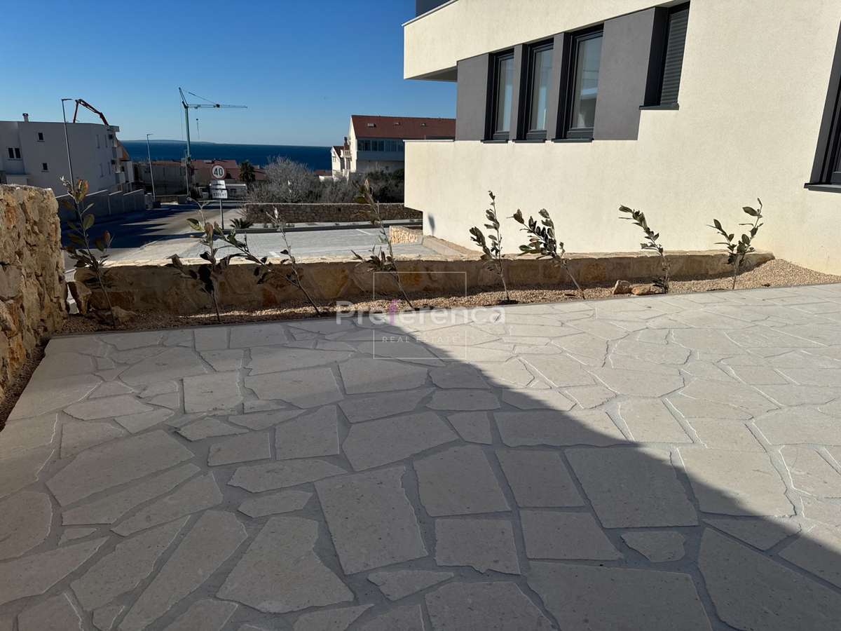 Novalja - dvosobni apartma z vrtom