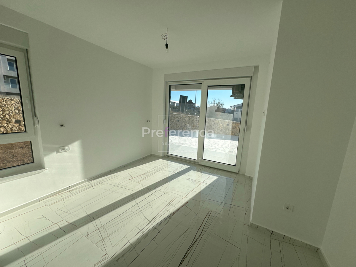 Novalja - dvosobni apartma z vrtom