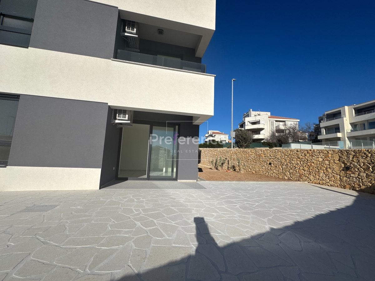 Novalja - dvosobni apartma z vrtom