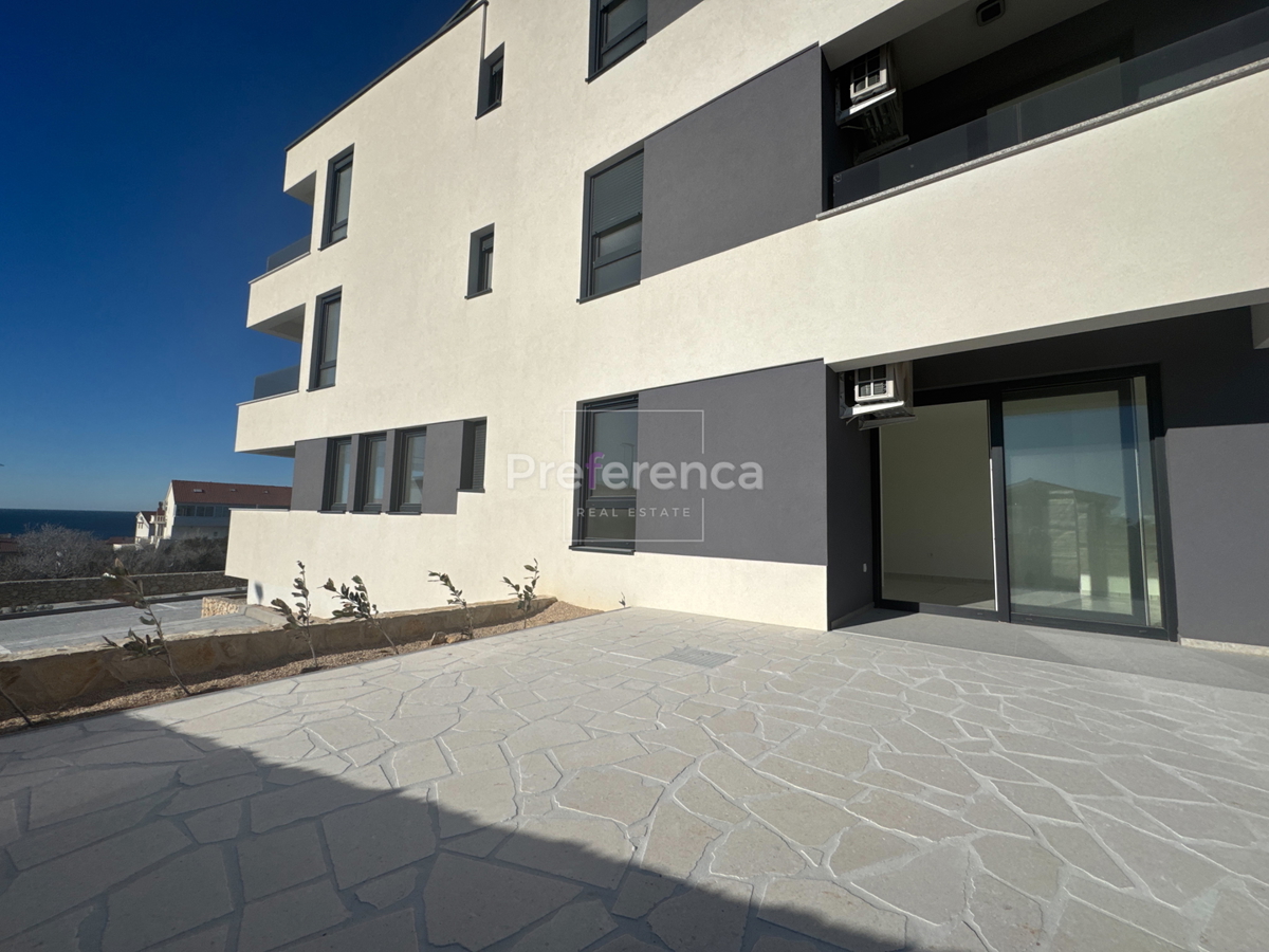 Novalja - dvosobni apartma z vrtom
