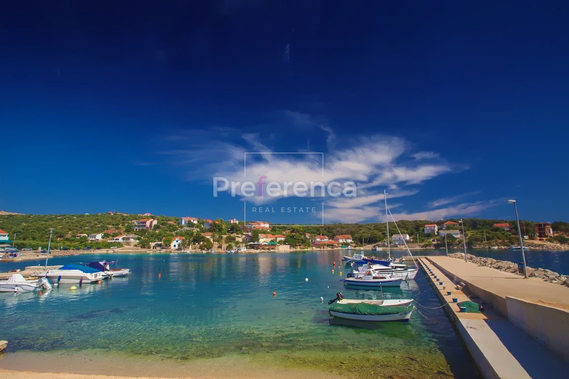 Jakišnica - gradbeno zemljišče na mirni lokaciji