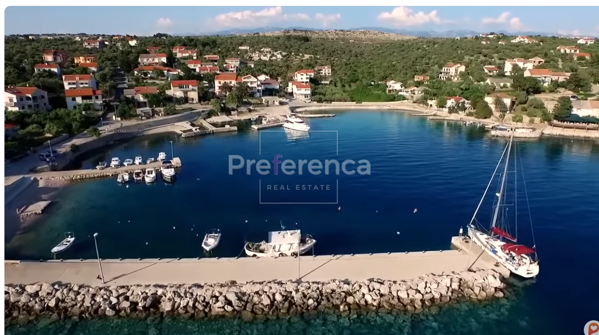 Jakišnica - gradbeno zemljišče na mirni lokaciji