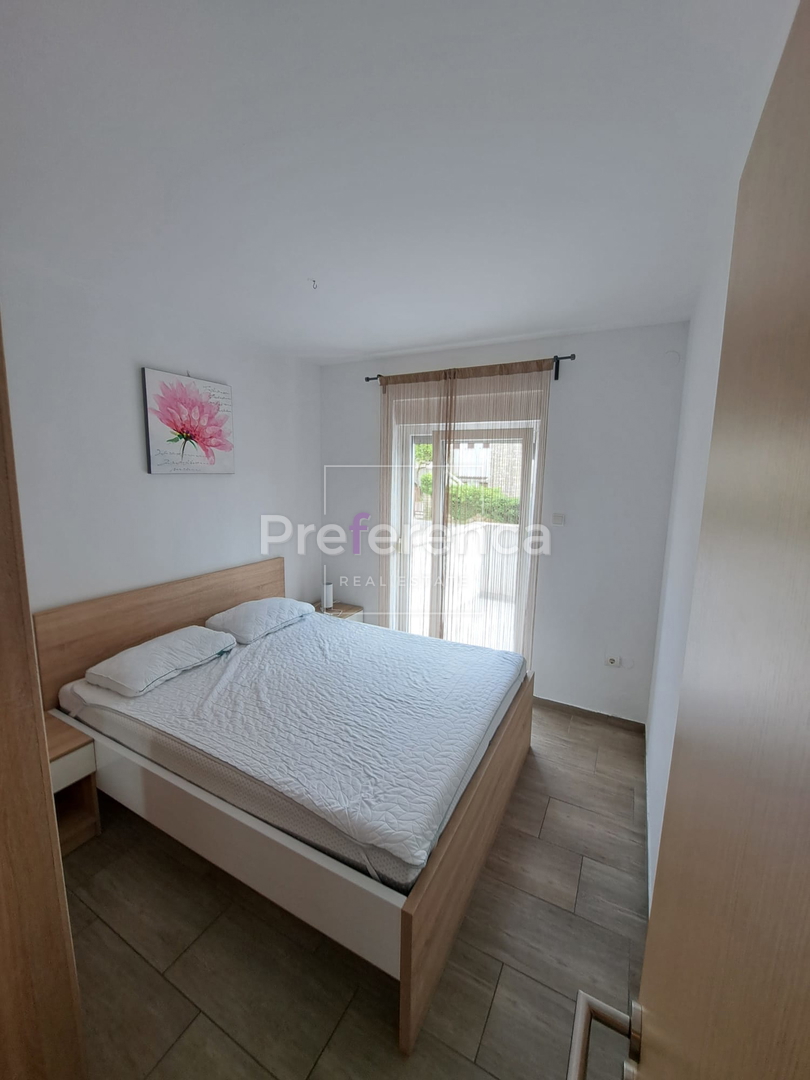 Novalja - dvosobno stanovanje v pritličju - LOKACIJA