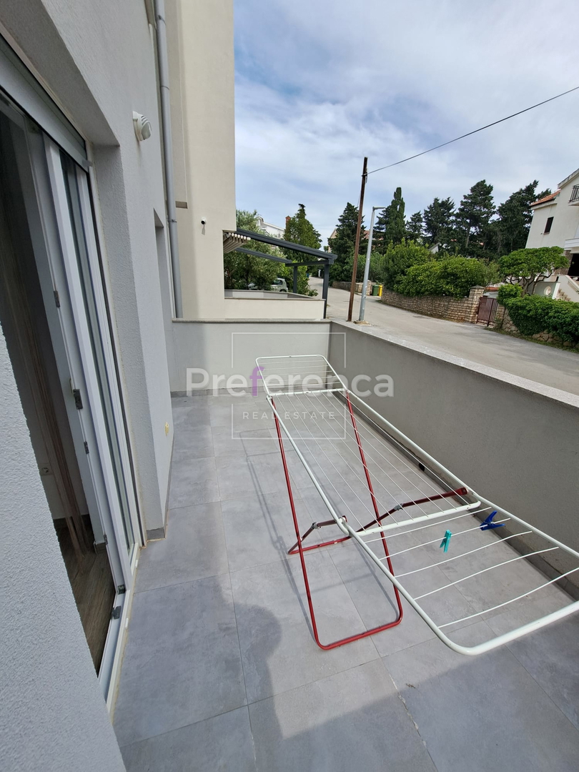 Novalja - dvosobno stanovanje v pritličju - LOKACIJA