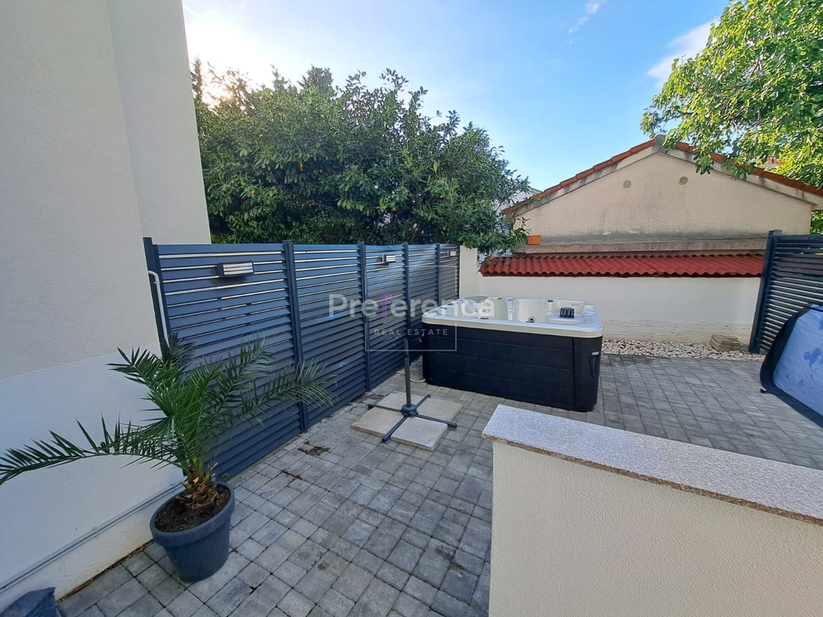 Novalja - dvosobno stanovanje v pritličju - LOKACIJA