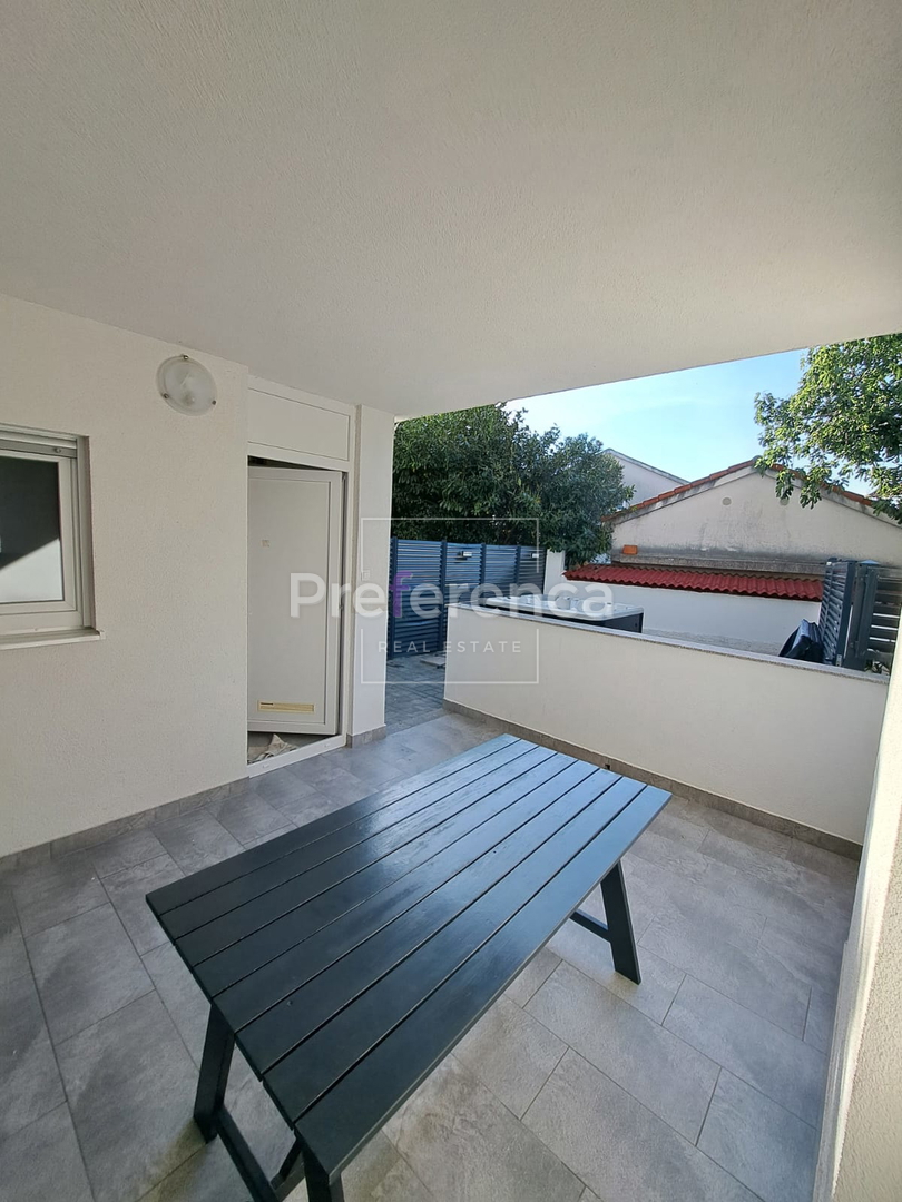 Novalja - dvosobno stanovanje v pritličju - LOKACIJA