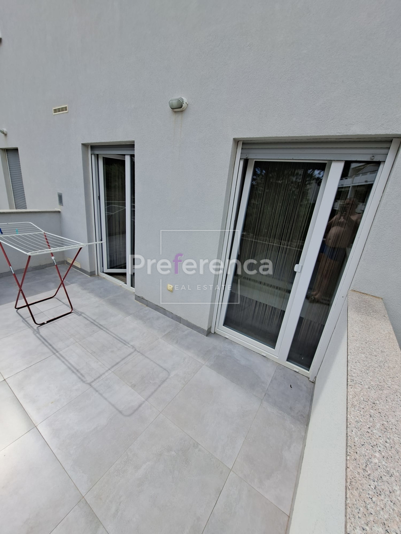 Novalja - dvosobno stanovanje v pritličju - LOKACIJA