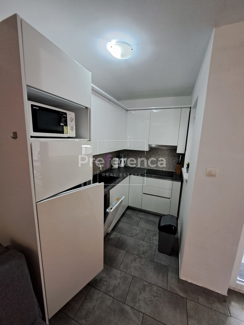 Novalja - dvosobno stanovanje v pritličju - LOKACIJA