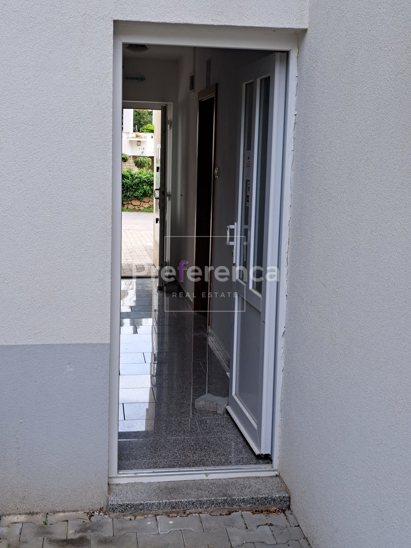 Novalja - dvosobno stanovanje v pritličju - LOKACIJA