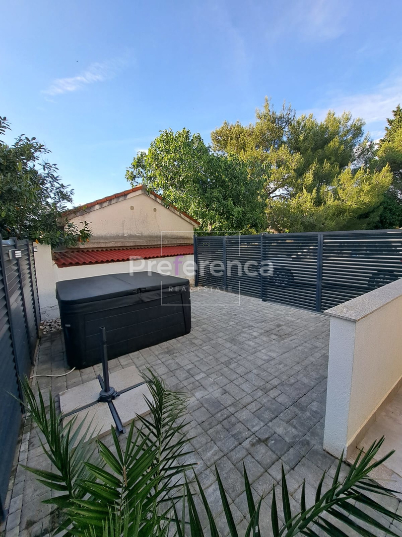 Novalja - dvosobno stanovanje v pritličju - LOKACIJA