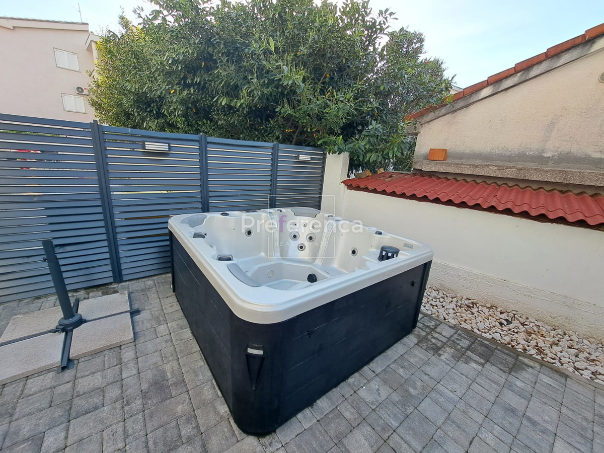 Novalja - dvosobno stanovanje v pritličju - LOKACIJA