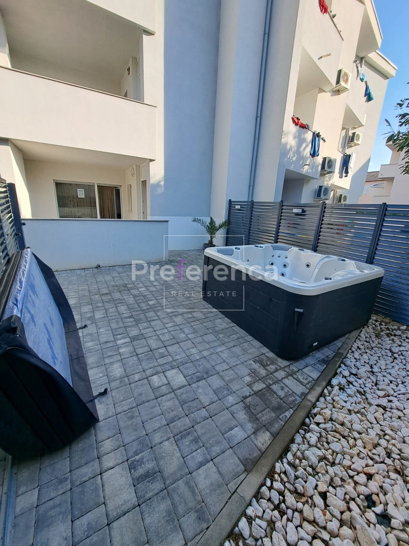 Novalja - dvosobno stanovanje v pritličju - LOKACIJA