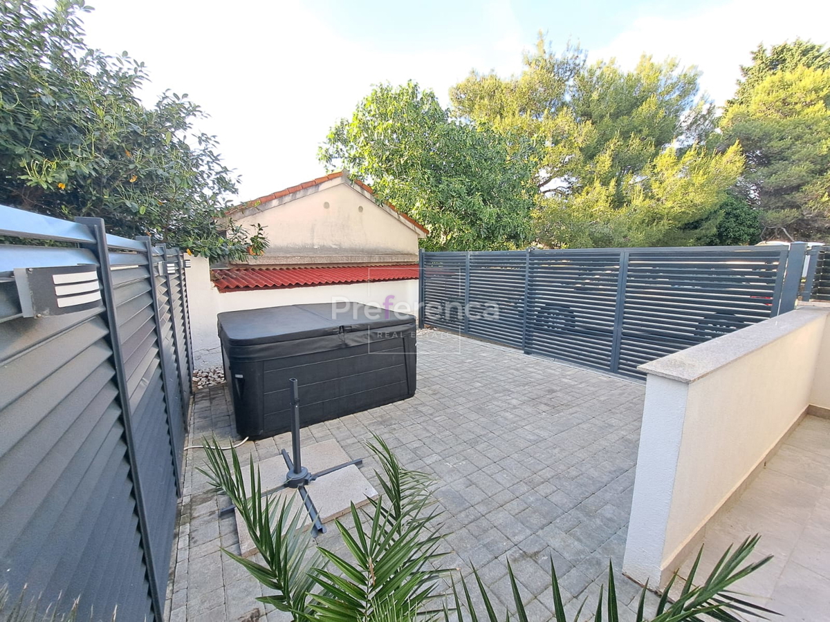 Novalja - dvosobno stanovanje v pritličju - LOKACIJA