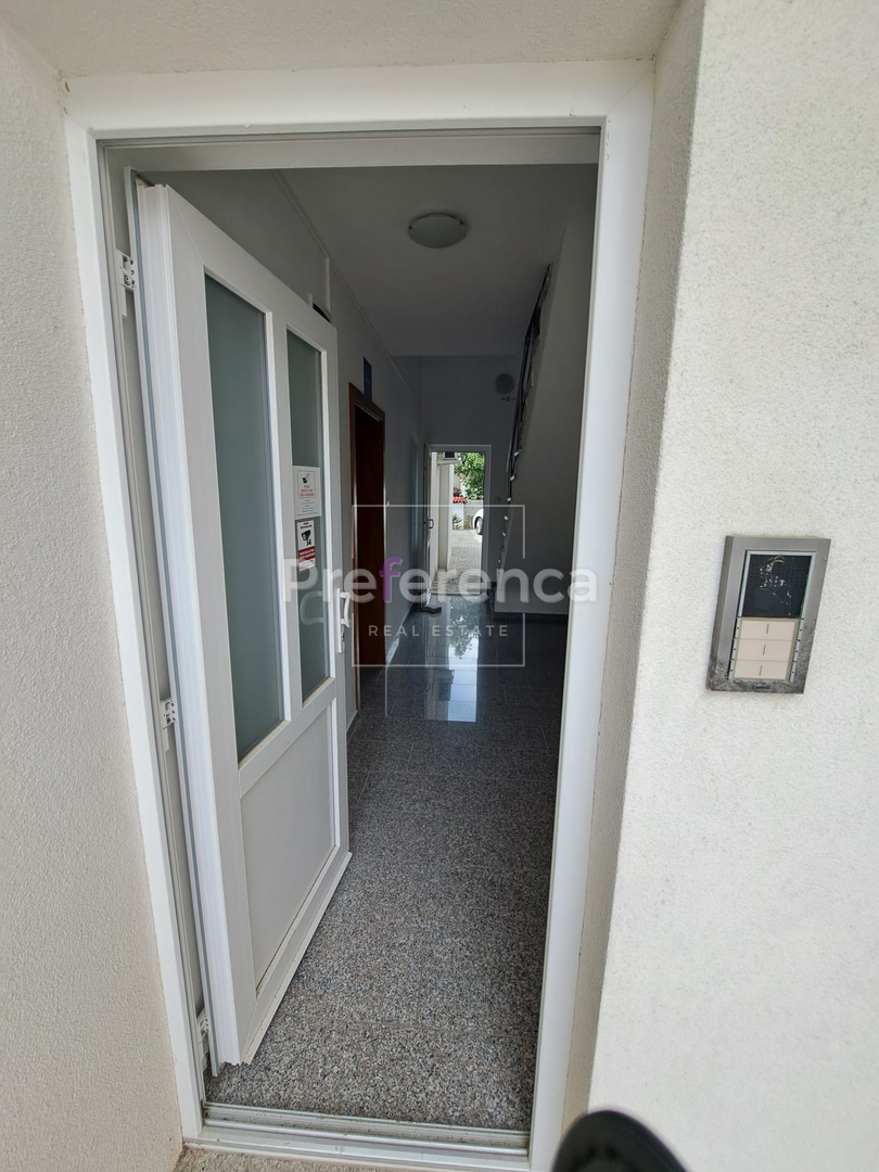 Novalja - dvosobno stanovanje v pritličju - LOKACIJA