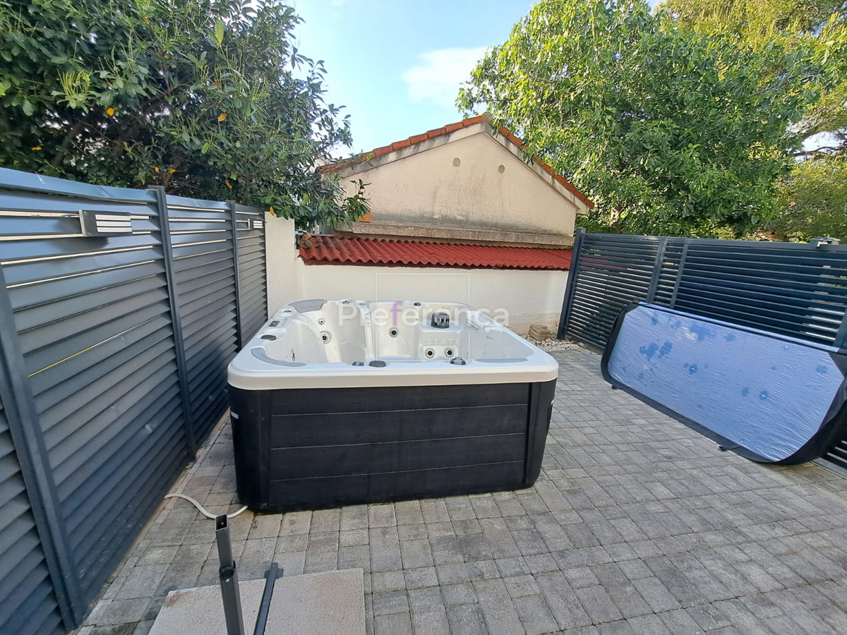 Novalja - dvosobno stanovanje v pritličju - LOKACIJA