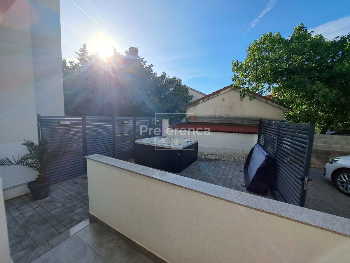 Novalja - dvosobno stanovanje v pritličju - LOKACIJA