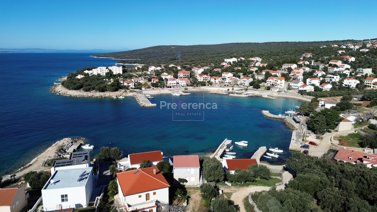 Jakišnica - gradbeno zemljišče - bližina morja