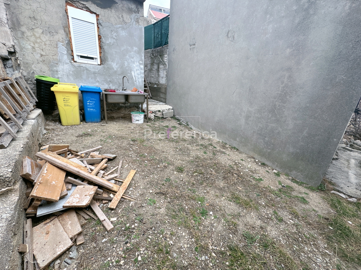 Metajna - pritlična hiša v starem jedru