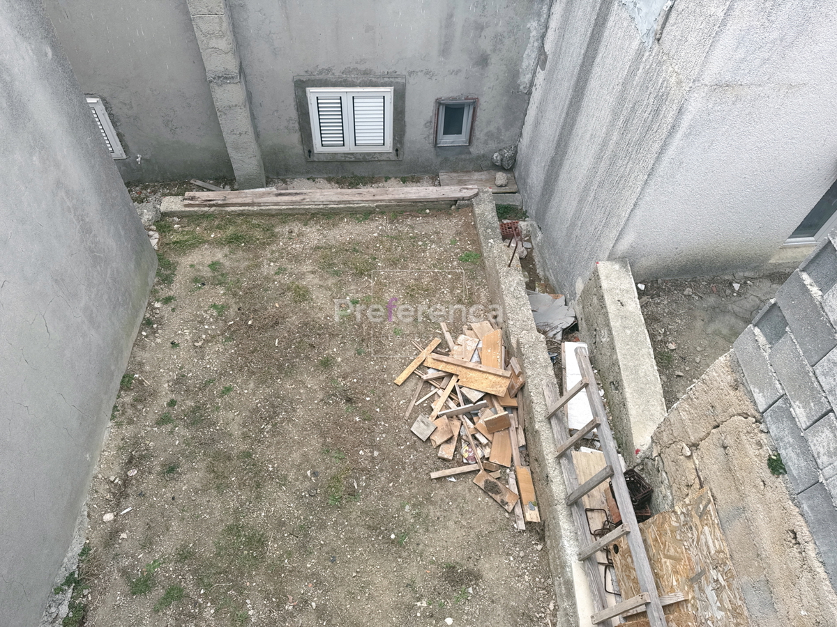 Metajna - pritlična hiša v starem jedru