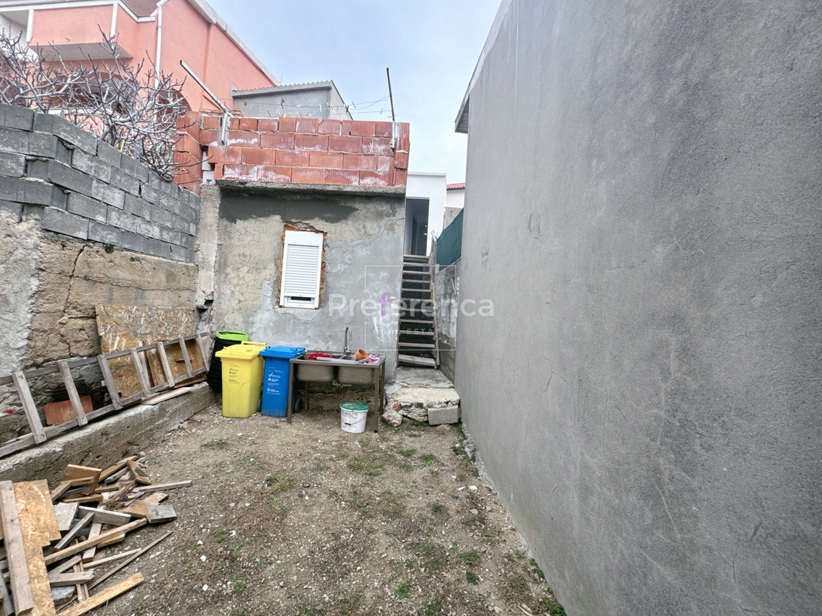 Metajna - pritlična hiša v starem jedru