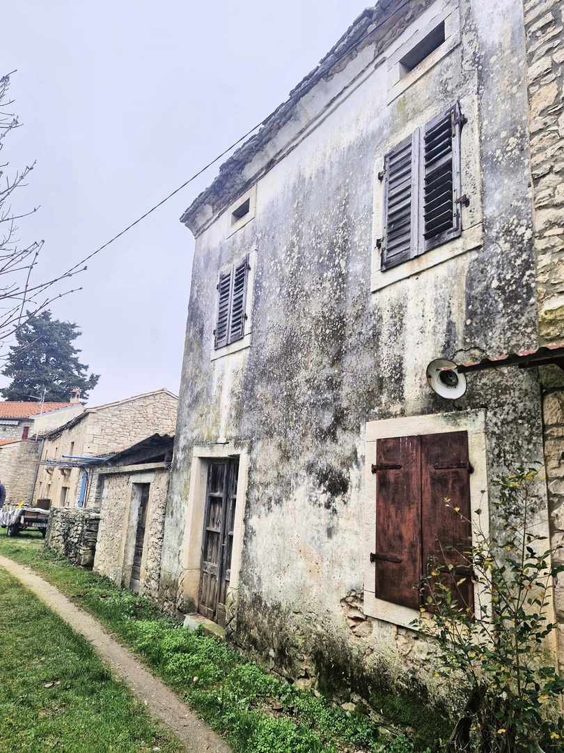 Istra, Vodnjan, kamnita vrstna hiša, vrt 50 m2