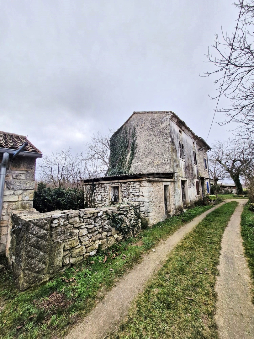 Istra, Vodnjan, kamnita vrstna hiša, vrt 50 m2