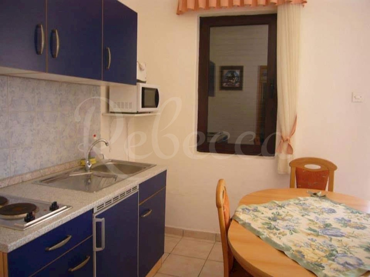 Vir, jug, etažna hiša s 4 apartmaji (245m2), 80 metrov do plaže