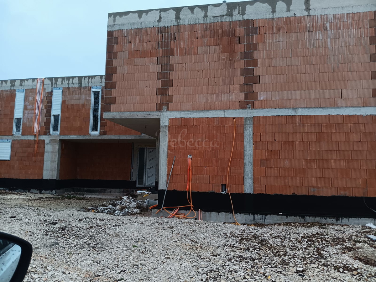 Istra, Ližnjan, Dve moderni dupleks vili z bazenom