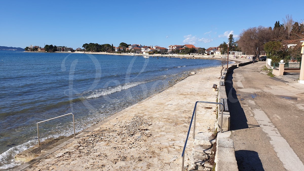 Zadar, Sukošan, hiša na plaži s 5 apartmaji (399m2), 1. red do morja + caffe bar