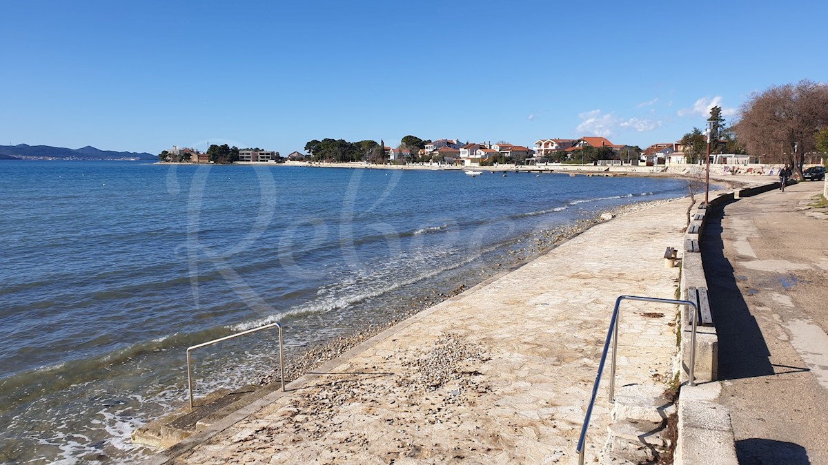 Zadar, Sukošan, hiša na plaži s 5 apartmaji (399m2), 1. red do morja + caffe bar