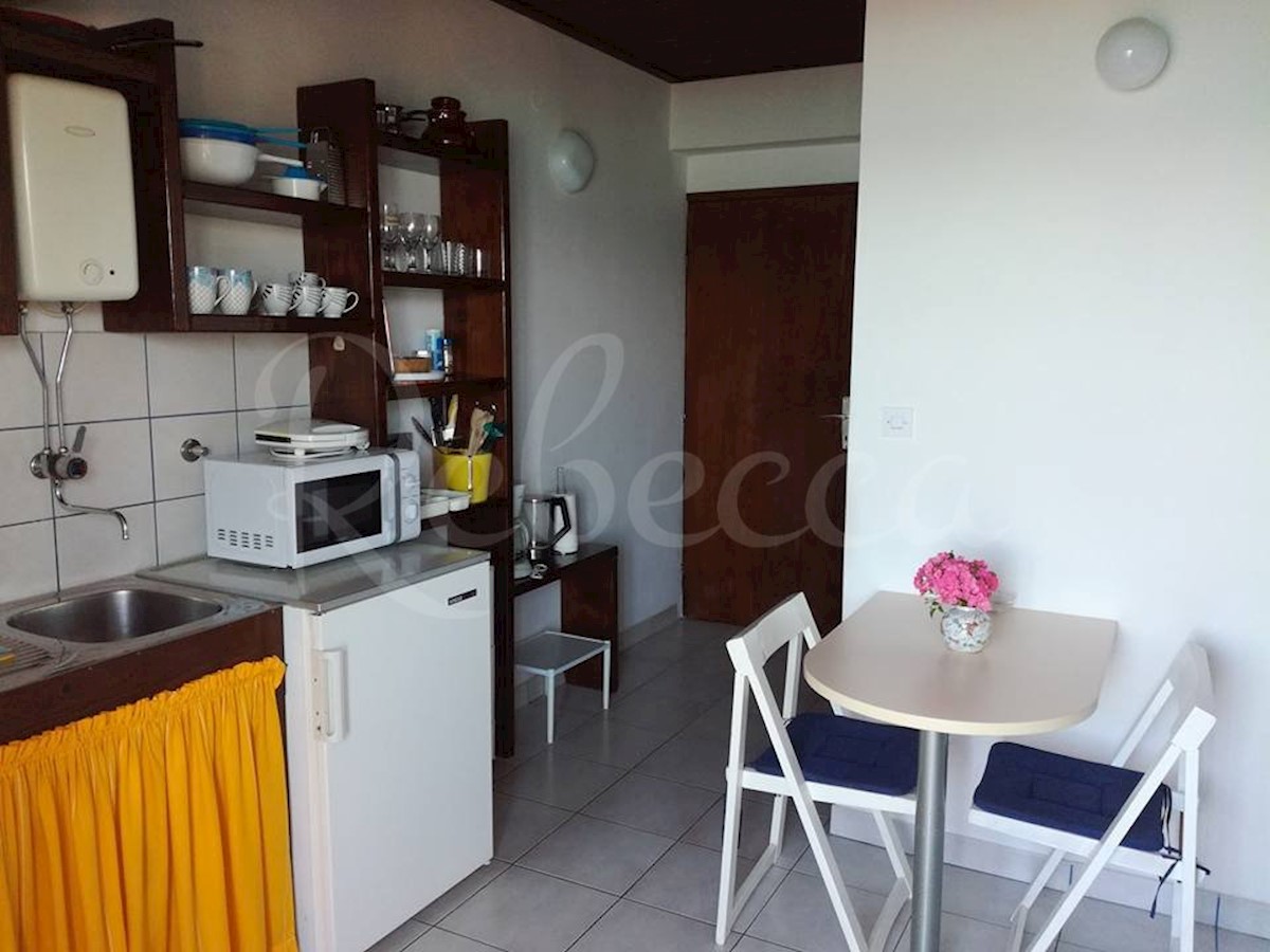 Zadar, Sukošan, hiša na plaži s 5 apartmaji (399m2), 1. red do morja + caffe bar