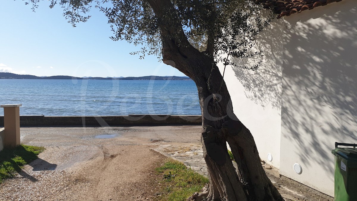 Zadar, Sukošan, hiša na plaži s 5 apartmaji (399m2), 1. red do morja + caffe bar