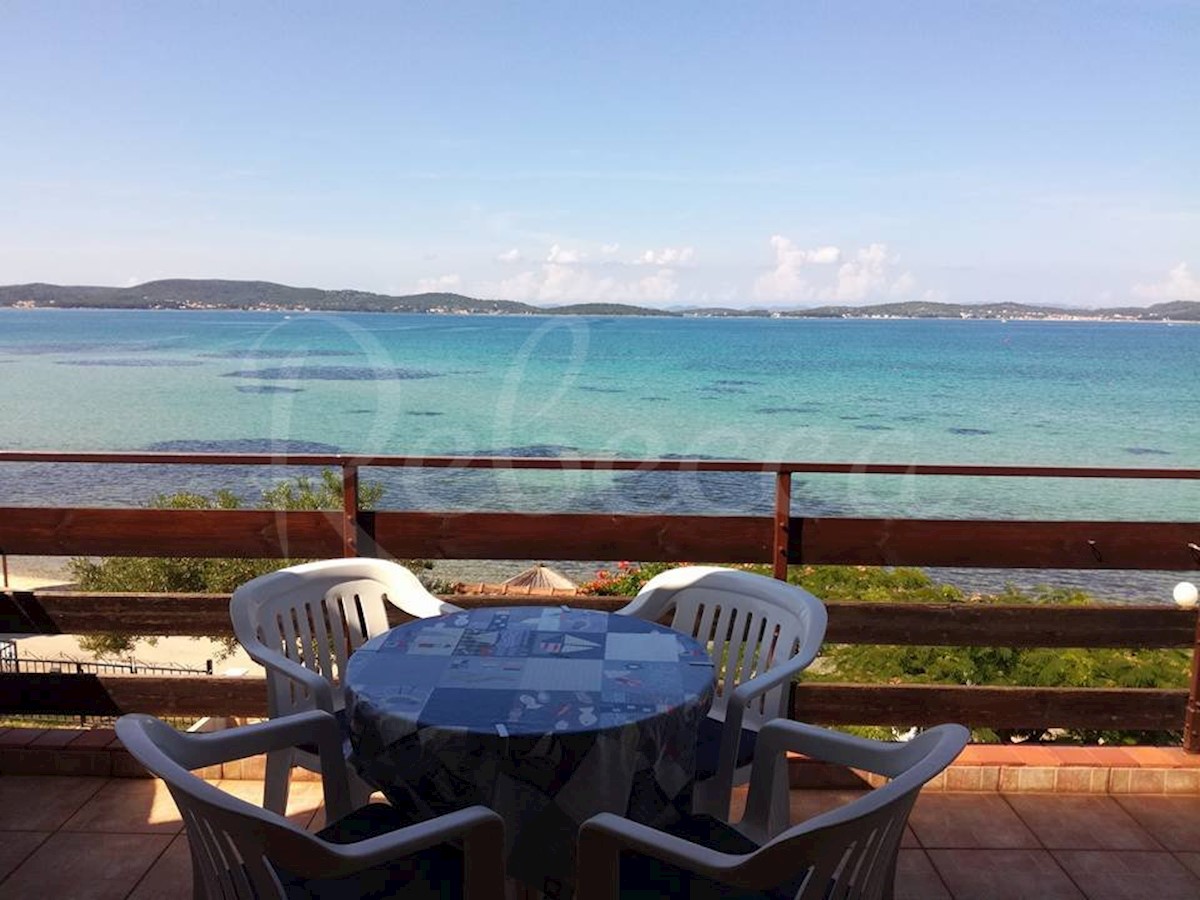 Zadar, Sukošan, hiša na plaži s 5 apartmaji (399m2), 1. red do morja + caffe bar